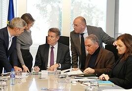 Feijóo precipita el sí al decreto social para evitar que Sánchez lo señale como culpable