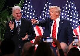 Trump ofrece a 2 millones de funcionarios dejar su puesto a cambio de 8 meses de sueldo