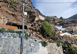 El derrumbe de una ladera en Artenara sepulta un garaje