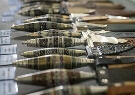 La evolución del cuchillo canario desde 1920 hasta 2019 en un libro