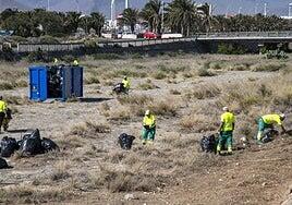Ecoaga ejecuta la limpieza del canal de Arinaga con un plan de empleo