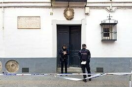 Conmoción por la muerte en Sevilla de dos catedráticos por posible inhalación de humo