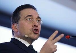Albares relativiza las críticas de los embajadores: «Quien cesa no se va a la calle»