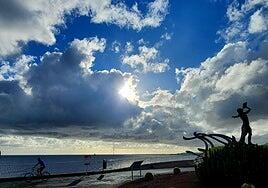 Persisten los cielos nubosos y las lluvias débiles en gran parte del archipiélago