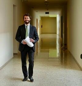 Vox se congratula de su fortaleza mientras «las caras van y vienen» en el partido