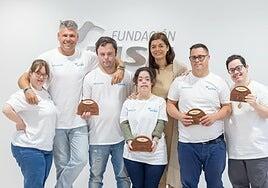 Cuatro jóvenes con síndrome de Down firman un contrato como instructores de surf en Las Canteras