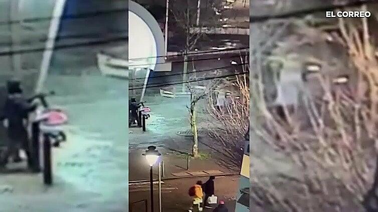 Dos hombres disparan al aire con fusiles Kalashnikov en una estación del metro de Bruselas