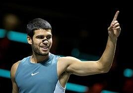 Alcaraz aprovecha el regalo de Vavassori