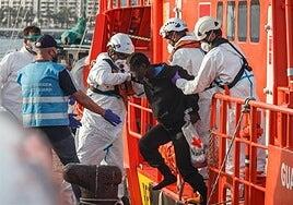 Localizan un cayuco con 52 migrantes en aguas próximas a Gran Canaria