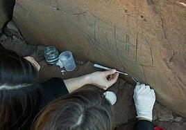 Un tratamiento poco invasivo sanará el grabado rupestre en Agüimes