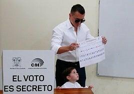 Ecuador volverá a votar en abril tras el empate técnico entre Noboa y González