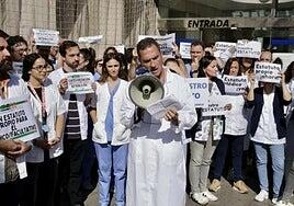 Los médicos hacen un paro simbólico para reclamar un estatuto propio