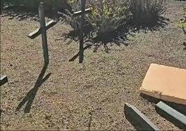 Indignación en Antigua: unos vándalos arrasan el cementerio y obligan a su cierre nocturno