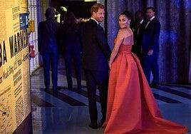 Meghan Markle responde a Trump con un beso público al príncipe Harry