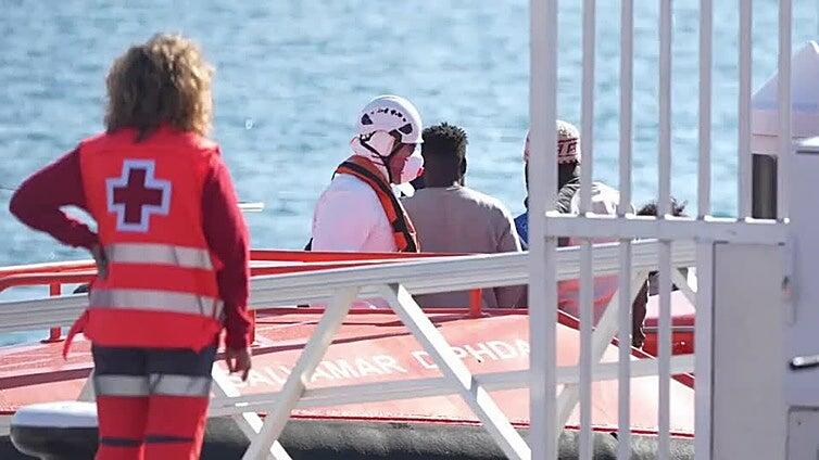 Salvamento rescata una patera y la traslada hasta el muelle de Arrecife