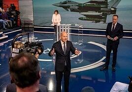 Scholz optimista y Merz seguro de su triunfo en un programa en el que respondieron a preguntas del público