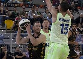 Marcelinho y su eterna juventud fulminan al Barça