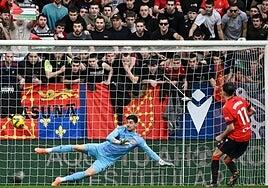 El Madrid no puede con Osasuna en otro duelo envuelto en polémica