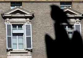 El Papa continúa hospitalizado porque «necesita todavía un poco más de tratamiento» para la bronquitis