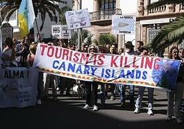¿Por qué las manifestaciones que claman por un cambio de modelo turístico se concentran en Tenerife?