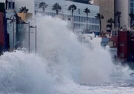 Una borrasca atlántica trae oleaje intenso, lluvias y fuertes vientos a Canarias