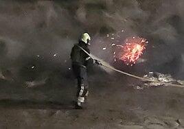 Arden residuos y restos de vegetación en el canal de Arinaga