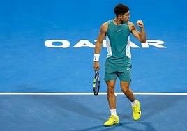 Alcaraz se complica ante Nardi pero ya está en cuartos en Doha