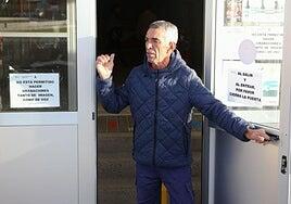 El colectivo vecinal Punto y Seguido muestra su apoyo a Paco, el conserje del CEIP La Garita