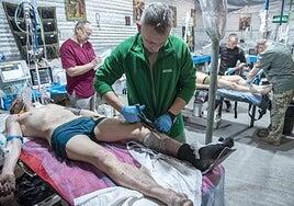 Veinte minutos para salvar una vida: así trabajan los médicos en el frente de Ucrania