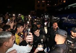Clamor y cariño para Pedri en la llegada del Barça a Gran Canaria