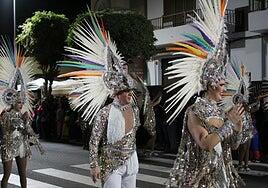 Cientos de personas se unen a la algarabía del desfile inaugural del carnaval de Agüimes