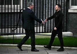 Starmer da su apoyo «total» a Zelenski en una reunión que busca marcar distancia con Trump