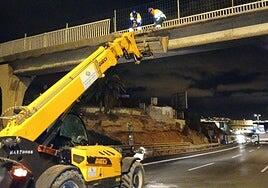 Cirugía nocturna en las pasarelas peatonales de la GC-1 en Telde