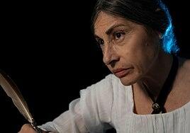 Emily sale de su encierro sobre un escenario