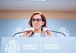 Mónica García se disculpa tras decir que los médicos «cobran de media lo mismo que un ministro»