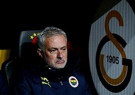 El Galatasaray demanda a la federación por reducir la sanción a Mourinho, quien también denuncia al club