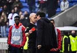 Paulo Fonseca amaga con un cabezazo al árbitro y se arriesga a siete meses de sanción