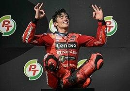 Marc Márquez controla la presión y arrasa en su primer GP de rojo Ducati