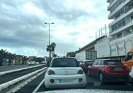 Los fuertes chubascos y un accidente provocan un colapso kilométrico en la GC-1 dirección sur