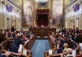 Las intervenciones de los diputados canarios en el Parlamento, a precio de oro: 1.000 euros cada una