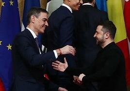 Sánchez y Feijóo elevan la pugna en política internacional pese a su defensa de Ucrania