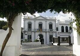 Haría busca un trato para limpiar durante medio año instalaciones locales