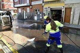 Vecinos afectados por las intensas lluvias en Telde: «Todo se inundó en 15 minutos. Nunca había visto algo así»