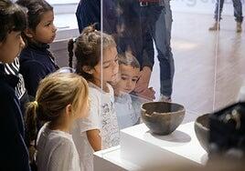 Entre Vitrinas invita a conocer las cerámicas del Museo Arqueológico con Nona Perera