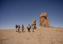 Atlas recorre el sendero GR138 como aperitivo de Contramapas 2025