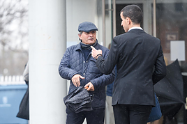 El padre de Mouliaá dice al juez que su hija estaba «bloqueada y ausente» la noche de la presunta agresión de Errejón