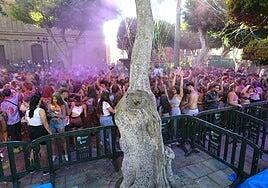El carnaval de Gáldar tiñe de color la plaza de Santiago