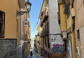 El hombre desnudo trató de asaltar otro piso en Granada pero la familia lo impidió