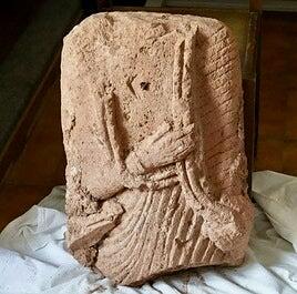 Encuentran en Albacete una escultura romana que era utilizada como bloque de un bancal de cultivo