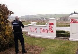 El campo de golf de Trump en Escocia amanece lleno de pintadas en favor de Gaza